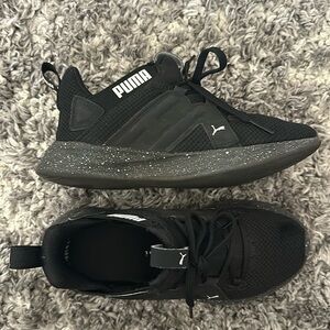 Little girl’s Puma lace up sneakers